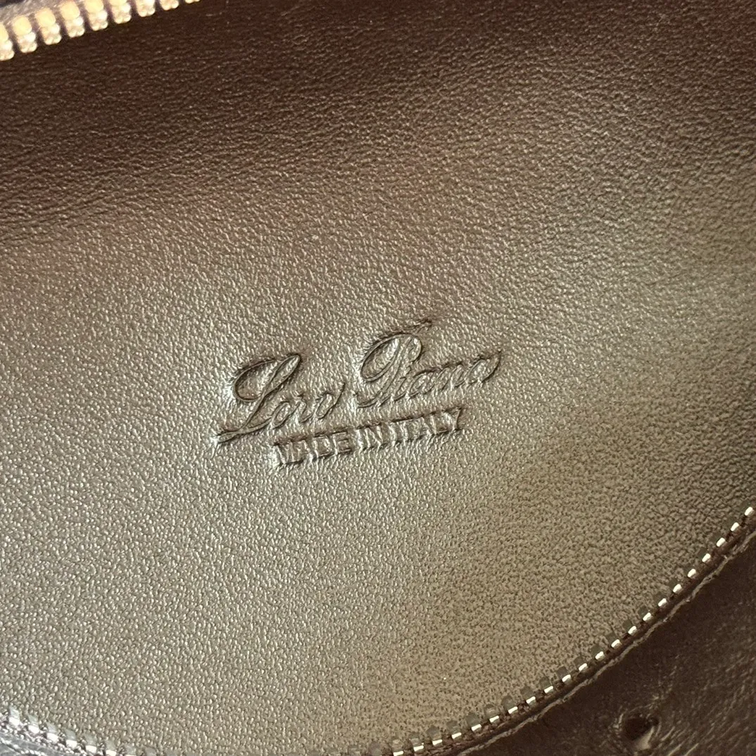 p1160💋💋💋【Original leather all-steel configuration counter complete package】 𝐋𝐨𝐫𝐨 𝐏𝐢𝐚𝐧@ Extra pocket L19 series handbag/crossbody bag The most comfortable life is when it is not defined, just like loro The material design of pian@ does not require complicated design styles. The simple and soft outline is elegant and durable, like an exquisite cosmetic case, which perfectly balances appearance and functionality. The leather is delicate and feels as soft as butter. The small bag has a large capacity. It is not only portable with a thin shoulder strap, but can also be worn cross-body. Sisters who have a special liking for minimalist style can buy it. It is simple and versatile. The simpler, the more different. Stars and Instagram celebrities are all planting it. There are two sizes of 19 cm and 27 cm. One is exquisite and casual, and the other is elegant and grand. Size: Small: length 19×width 7×height 12cm (